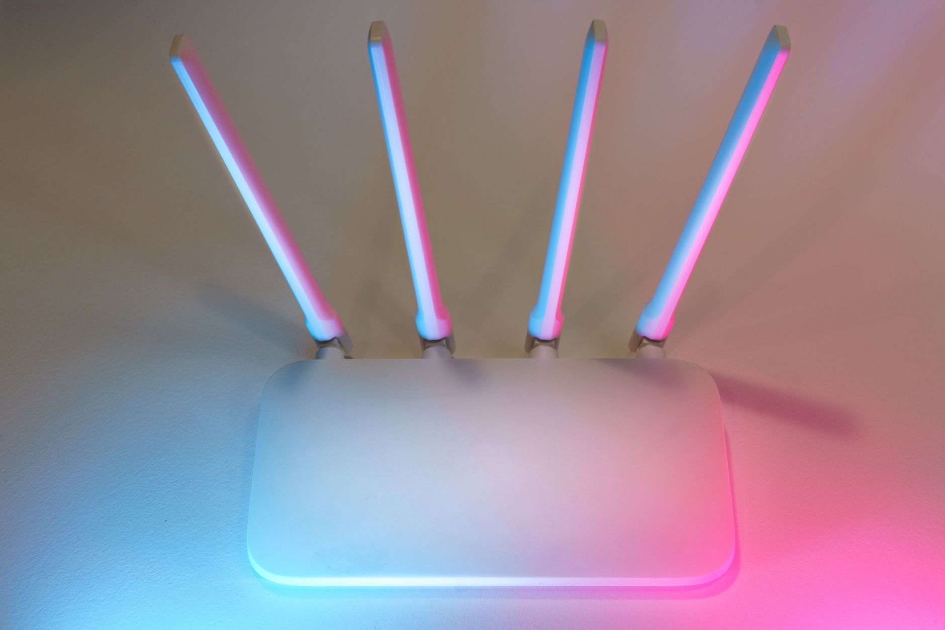 roteador wi-fi doméstico sobre uma mesa