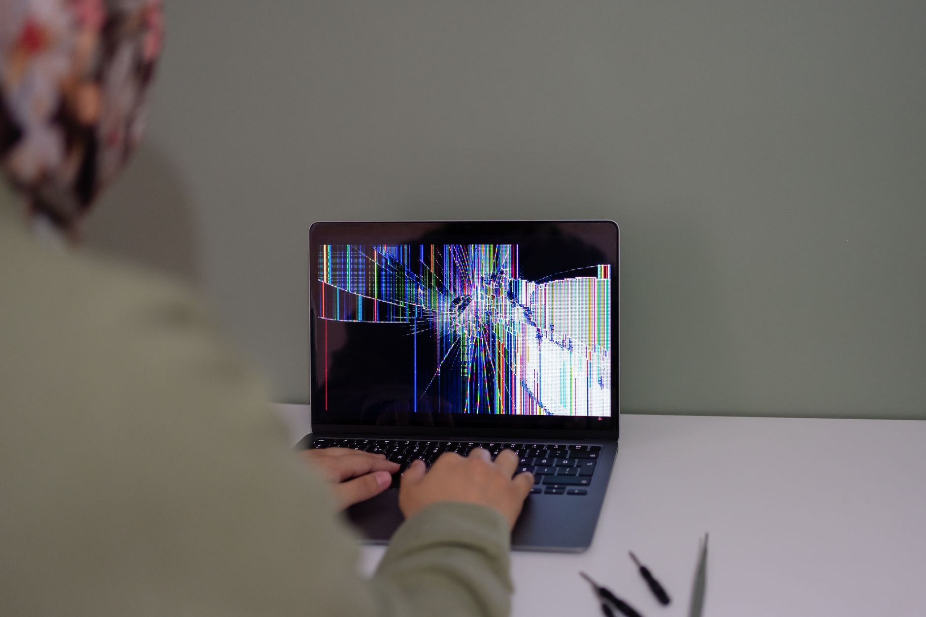 tela de notebook com defeito de imagem